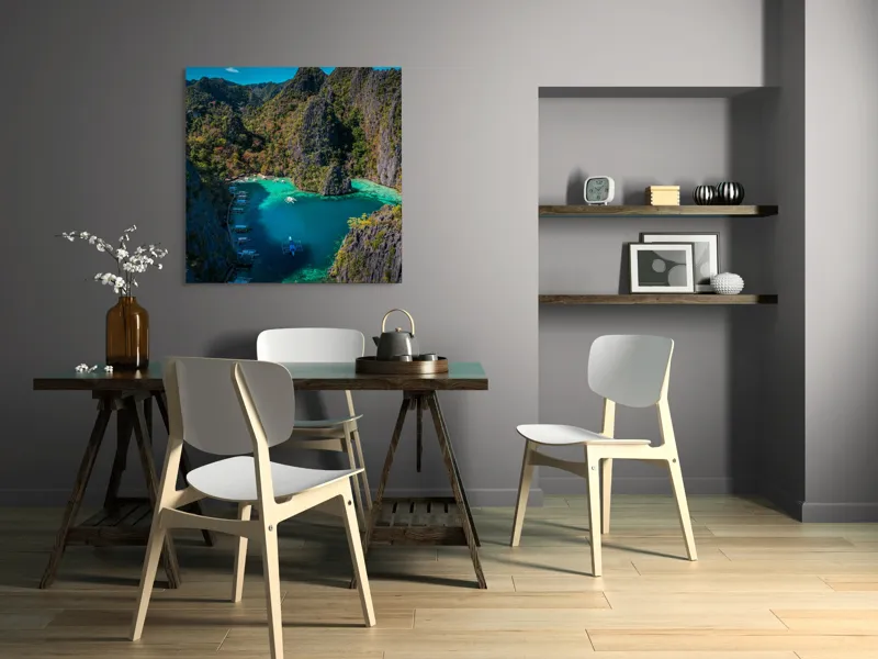 Tablou Canvas, "Lacul albastru printre stânci verzi", Cer, Stânci, Vegetație, Barci, Apă, Laguna, Peisaj, Exotic, Natură, Paradis., 100 x 100 cm – poza 6