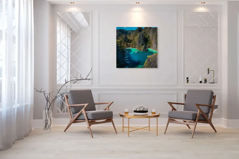 Tablou Canvas, "Lacul albastru printre stânci verzi", Cer, Stânci, Vegetație, Barci, Apă, Laguna, Peisaj, Exotic, Natură, Paradis., 100 x 100 cm – poza 7