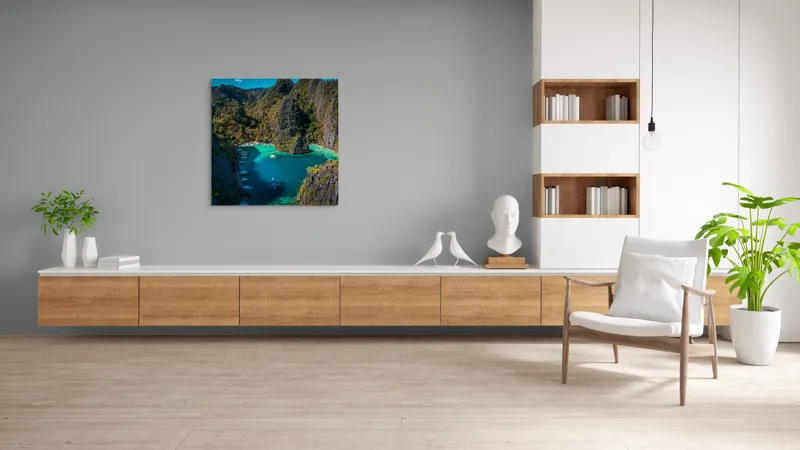 Tablou Canvas, "Lacul albastru printre stânci verzi", Cer, Stânci, Vegetație, Barci, Apă, Laguna, Peisaj, Exotic, Natură, Paradis., 100 x 100 cm – poza 8