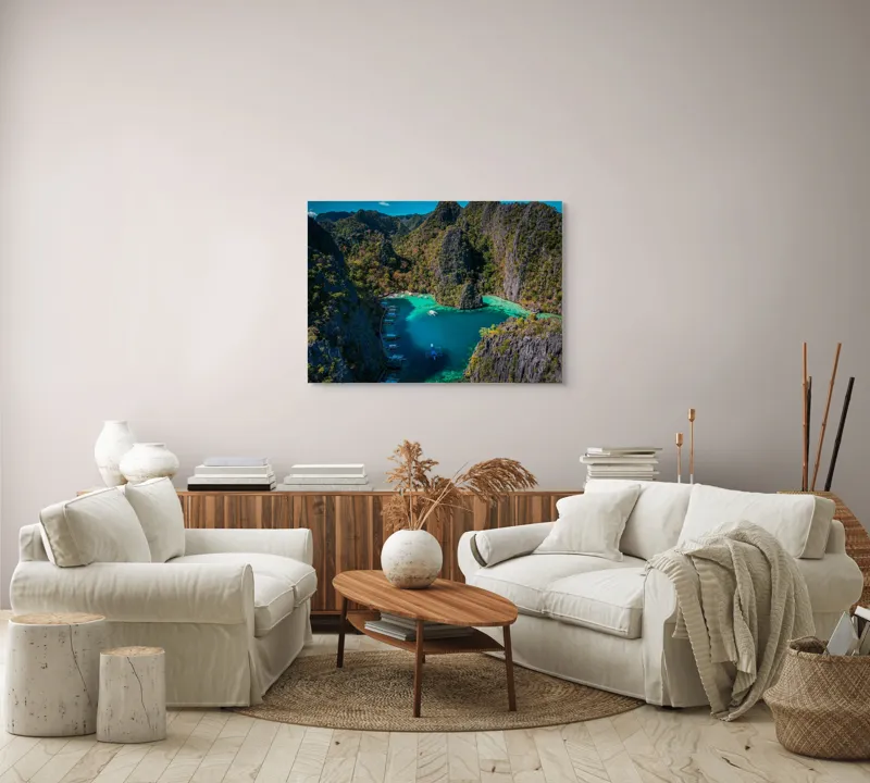 Tablou Canvas, "Lacul albastru printre stânci verzi", Cer, Stânci, Vegetație, Barci, Apă, Laguna, Peisaj, Exotic, Natură, Paradis., 100 x 70 cm – poza 3