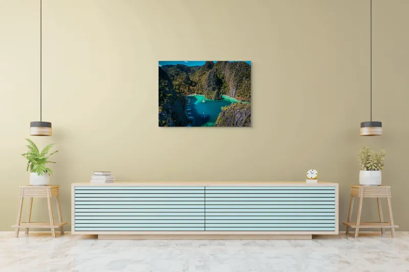 Tablou Canvas, "Lacul albastru printre stânci verzi", Cer, Stânci, Vegetație, Barci, Apă, Laguna, Peisaj, Exotic, Natură, Paradis., 100 x 70 cm – poza 4