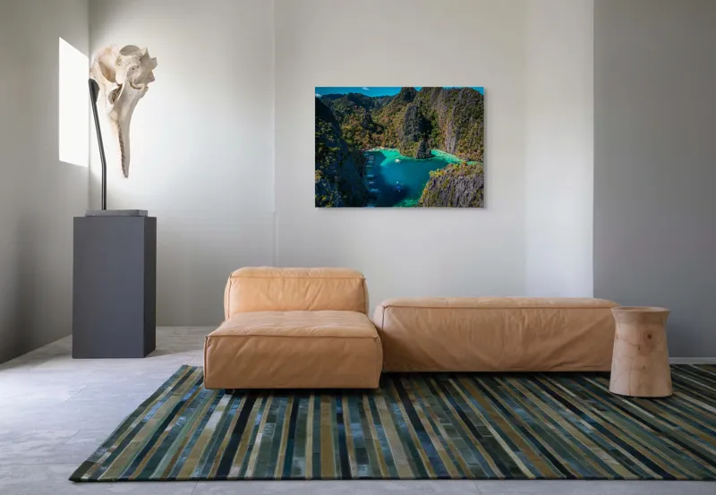 Tablou Canvas, "Lacul albastru printre stânci verzi", Cer, Stânci, Vegetație, Barci, Apă, Laguna, Peisaj, Exotic, Natură, Paradis., 100 x 70 cm – poza 7