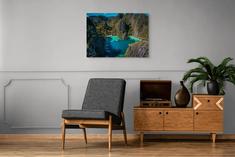 Tablou Canvas, "Lacul albastru printre stânci verzi", Cer, Stânci, Vegetație, Barci, Apă, Laguna, Peisaj, Exotic, Natură, Paradis., 100 x 70 cm – poza 8
