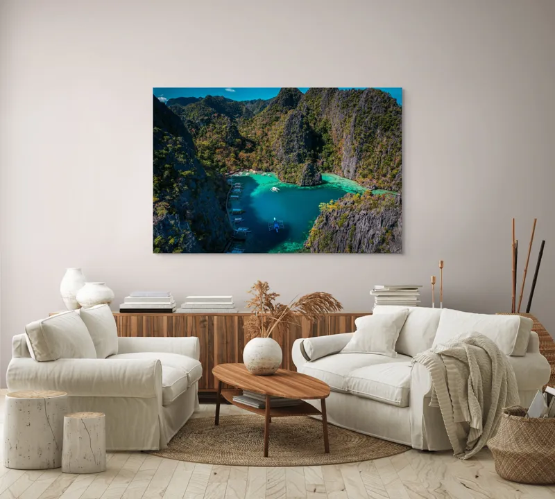 Tablou Canvas, "Lacul albastru printre stânci verzi", Cer, Stânci, Vegetație, Barci, Apă, Laguna, Peisaj, Exotic, Natură, Paradis., 150 x 100 cm – poza 3