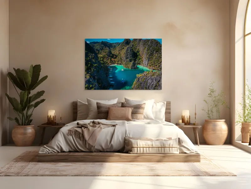 Tablou Canvas, "Lacul albastru printre stânci verzi", Cer, Stânci, Vegetație, Barci, Apă, Laguna, Peisaj, Exotic, Natură, Paradis., 150 x 100 cm – poza 4