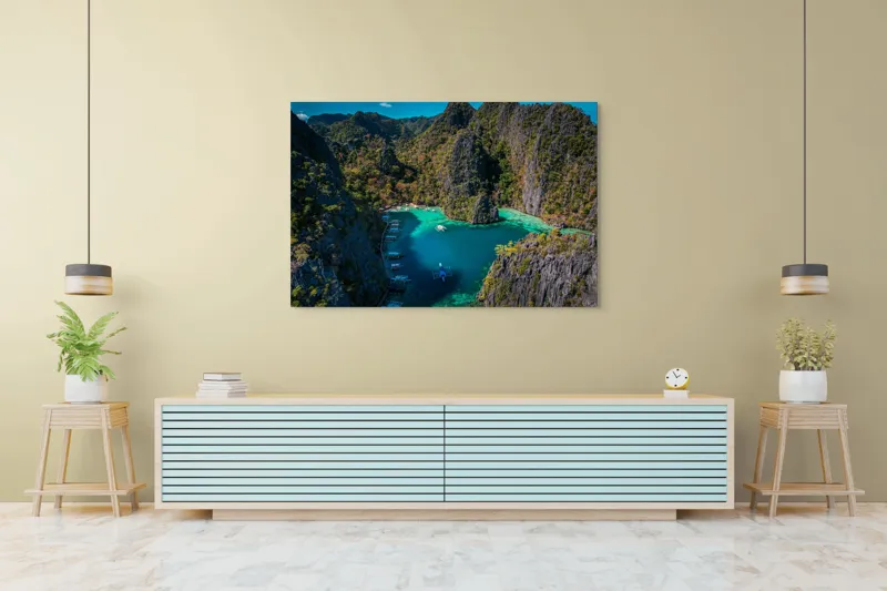Tablou Canvas, "Lacul albastru printre stânci verzi", Cer, Stânci, Vegetație, Barci, Apă, Laguna, Peisaj, Exotic, Natură, Paradis., 150 x 100 cm – poza 6