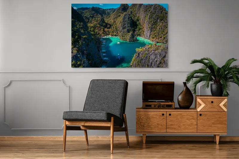 Tablou Canvas, "Lacul albastru printre stânci verzi", Cer, Stânci, Vegetație, Barci, Apă, Laguna, Peisaj, Exotic, Natură, Paradis., 150 x 100 cm – poza 8