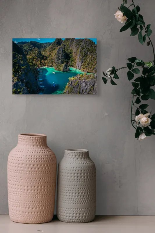 Tablou Canvas, "Lacul albastru printre stânci verzi", Cer, Stânci, Vegetație, Barci, Apă, Laguna, Peisaj, Exotic, Natură, Paradis., 39 x 26 cm – poza 4