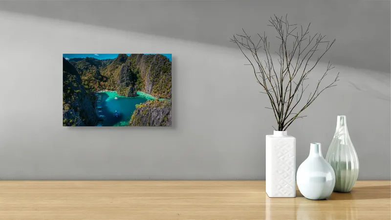 Tablou Canvas, "Lacul albastru printre stânci verzi", Cer, Stânci, Vegetație, Barci, Apă, Laguna, Peisaj, Exotic, Natură, Paradis., 39 x 26 cm – poza 8