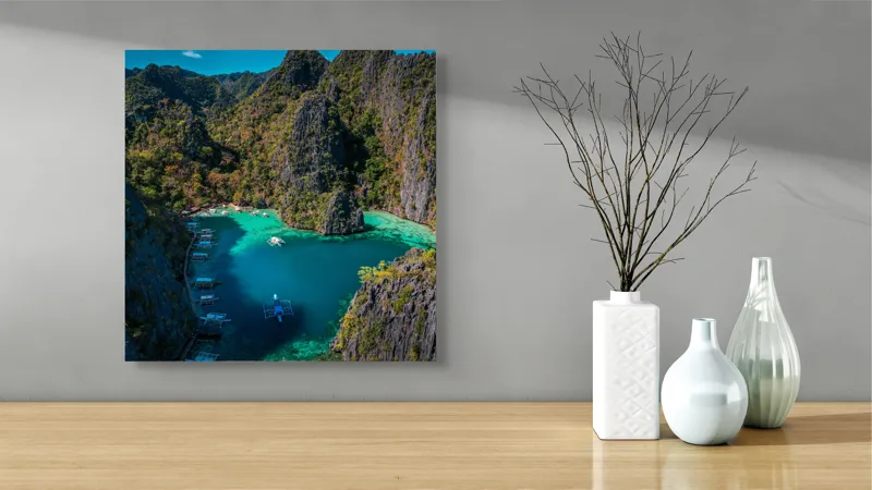 Tablou Canvas, "Lacul albastru printre stânci verzi", Cer, Stânci, Vegetație, Barci, Apă, Laguna, Peisaj, Exotic, Natură, Paradis., 50 x 50 cm – poza 3