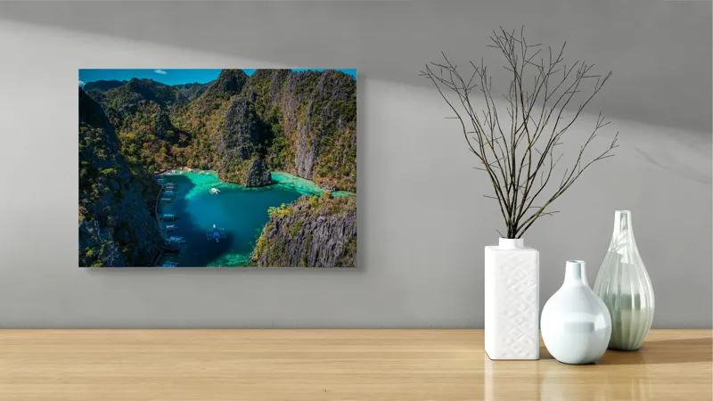 Tablou Canvas, "Lacul albastru printre stânci verzi", Cer, Stânci, Vegetație, Barci, Apă, Laguna, Peisaj, Exotic, Natură, Paradis., 54 x 39 cm – poza 3