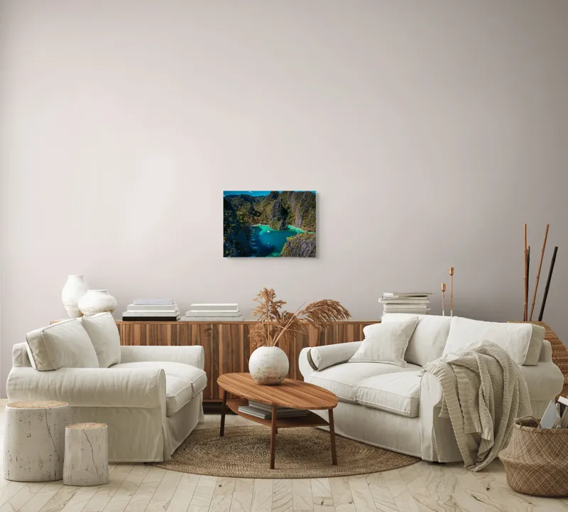 Tablou Canvas, "Lacul albastru printre stânci verzi", Cer, Stânci, Vegetație, Barci, Apă, Laguna, Peisaj, Exotic, Natură, Paradis., 54 x 39 cm – poza 5