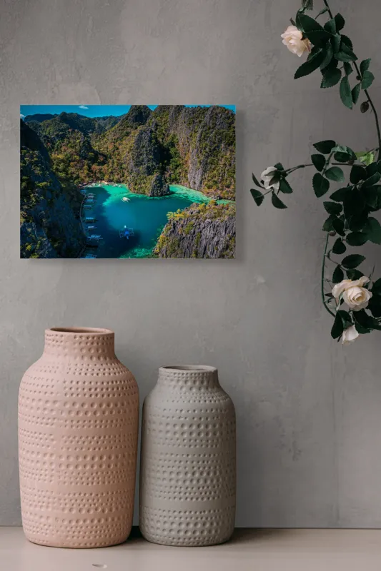 Tablou Canvas, "Lacul albastru printre stânci verzi", Cer, Stânci, Vegetație, Barci, Apă, Laguna, Peisaj, Exotic, Natură, Paradis., 54 x 39 cm – poza 8