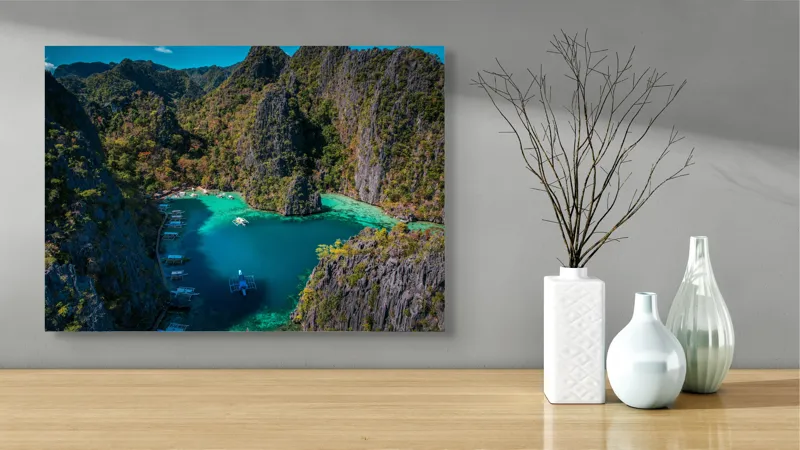 Tablou Canvas, "Lacul albastru printre stânci verzi", Cer, Stânci, Vegetație, Barci, Apă, Laguna, Peisaj, Exotic, Natură, Paradis., 70 x 50 cm – poza 3