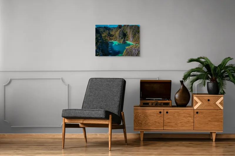 Tablou Canvas, "Lacul albastru printre stânci verzi", Cer, Stânci, Vegetație, Barci, Apă, Laguna, Peisaj, Exotic, Natură, Paradis., 70 x 50 cm – poza 4