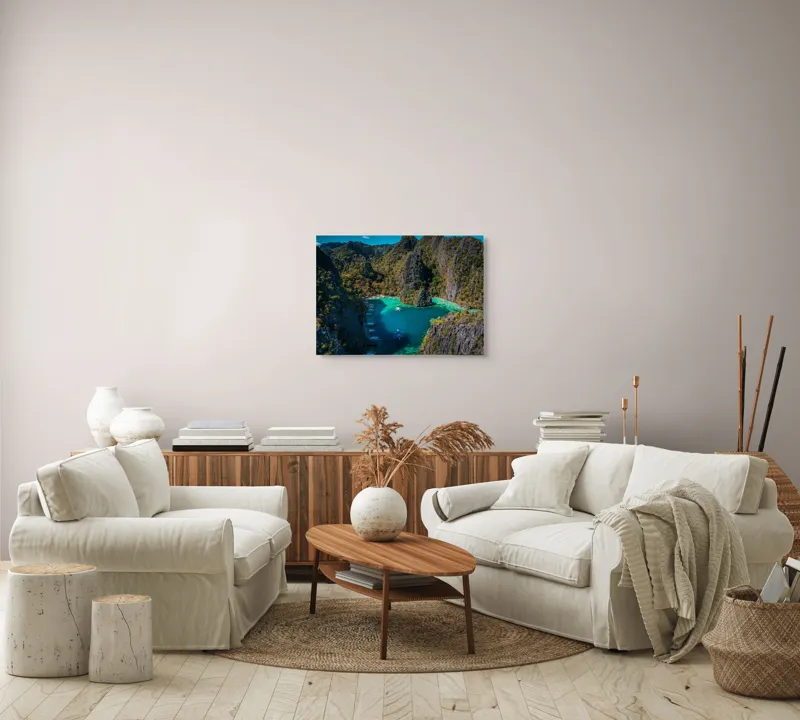 Tablou Canvas, "Lacul albastru printre stânci verzi", Cer, Stânci, Vegetație, Barci, Apă, Laguna, Peisaj, Exotic, Natură, Paradis., 70 x 50 cm – poza 6
