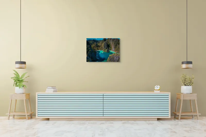 Tablou Canvas, "Lacul albastru printre stânci verzi", Cer, Stânci, Vegetație, Barci, Apă, Laguna, Peisaj, Exotic, Natură, Paradis., 70 x 50 cm – poza 7