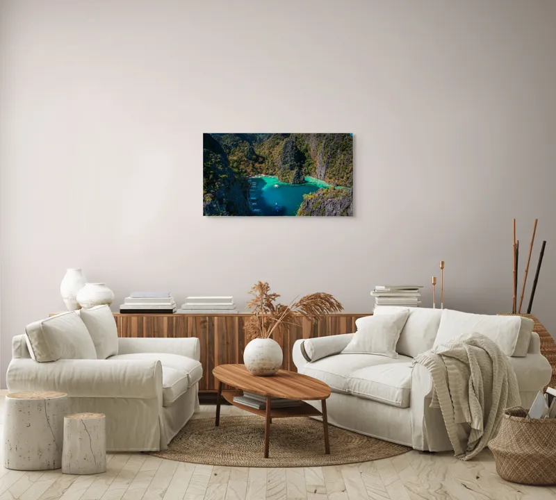 Tablou Canvas, "Lacul albastru printre stânci verzi", Cer, Stânci, Vegetație, Barci, Apă, Laguna, Peisaj, Exotic, Natură, Paradis., 90 x 50 cm – poza 4