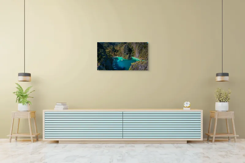 Tablou Canvas, "Lacul albastru printre stânci verzi", Cer, Stânci, Vegetație, Barci, Apă, Laguna, Peisaj, Exotic, Natură, Paradis., 90 x 50 cm – poza 5