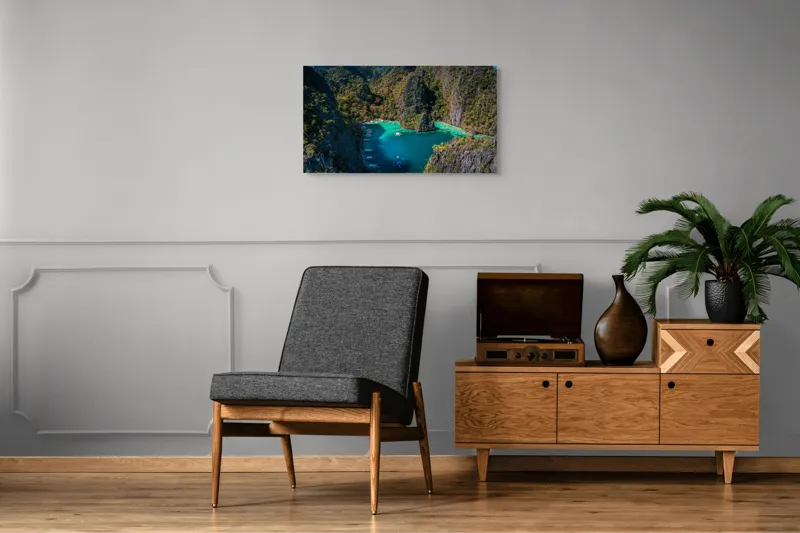 Tablou Canvas, "Lacul albastru printre stânci verzi", Cer, Stânci, Vegetație, Barci, Apă, Laguna, Peisaj, Exotic, Natură, Paradis., 90 x 50 cm – poza 6