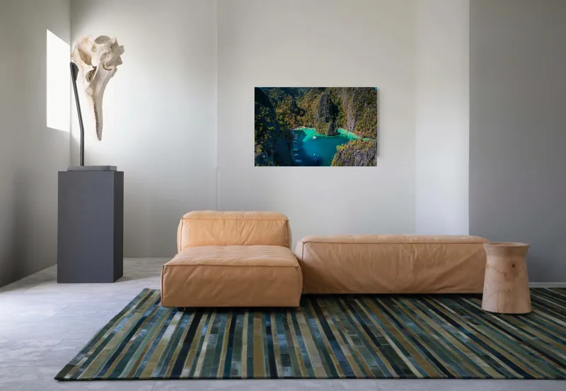 Tablou Canvas, "Lacul albastru printre stânci verzi", Cer, Stânci, Vegetație, Barci, Apă, Laguna, Peisaj, Exotic, Natură, Paradis., 90 x 50 cm – poza 8