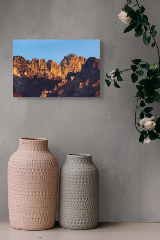 Tablou Canvas, "Crestele stâncoase în lumina apusului", Munți, Roci, Apus, Lumină, Umbre, Culori, Peisaj, Cer, Frumusețe, Natură, 39 x 26 cm – poza 4