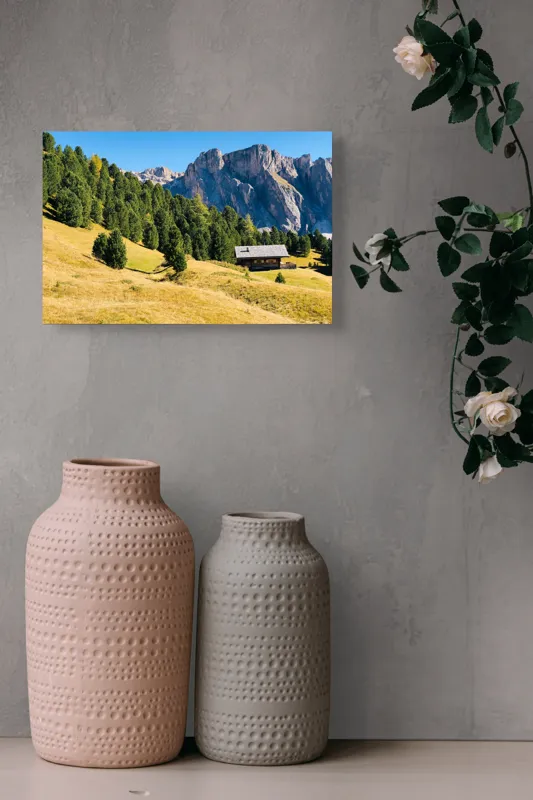 Tablou Canvas, "Cabana liniștită la poalele muntelui", Pădure, Cabana, Munți, Cer, Peisaj, Natură, Dealuri, Verdeață, Liniște, Împăcare, 39 x 26 cm – poza 4