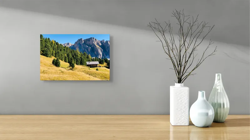 Tablou Canvas, "Cabana liniștită la poalele muntelui", Pădure, Cabana, Munți, Cer, Peisaj, Natură, Dealuri, Verdeață, Liniște, Împăcare, 39 x 26 cm – poza 8