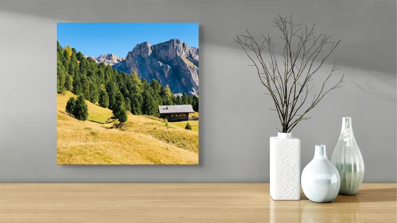 Tablou Canvas, "Cabana liniștită la poalele muntelui", Pădure, Cabana, Munți, Cer, Peisaj, Natură, Dealuri, Verdeață, Liniște, Împăcare, 50 x 50 cm – poza 3