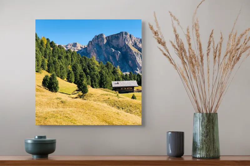 Tablou Canvas, "Cabana liniștită la poalele muntelui", Pădure, Cabana, Munți, Cer, Peisaj, Natură, Dealuri, Verdeață, Liniște, Împăcare, 50 x 50 cm – poza 4