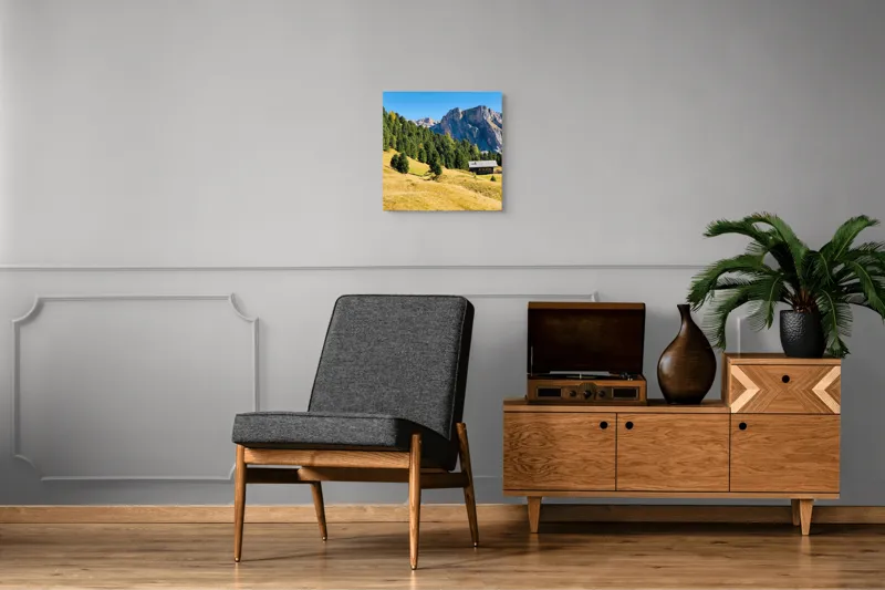Tablou Canvas, "Cabana liniștită la poalele muntelui", Pădure, Cabana, Munți, Cer, Peisaj, Natură, Dealuri, Verdeață, Liniște, Împăcare, 50 x 50 cm – poza 6