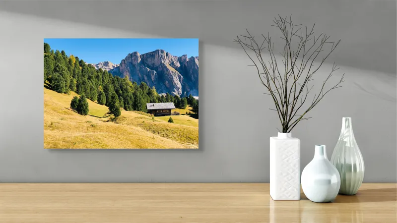 Tablou Canvas, "Cabana liniștită la poalele muntelui", Pădure, Cabana, Munți, Cer, Peisaj, Natură, Dealuri, Verdeață, Liniște, Împăcare, 54 x 39 cm – poza 3