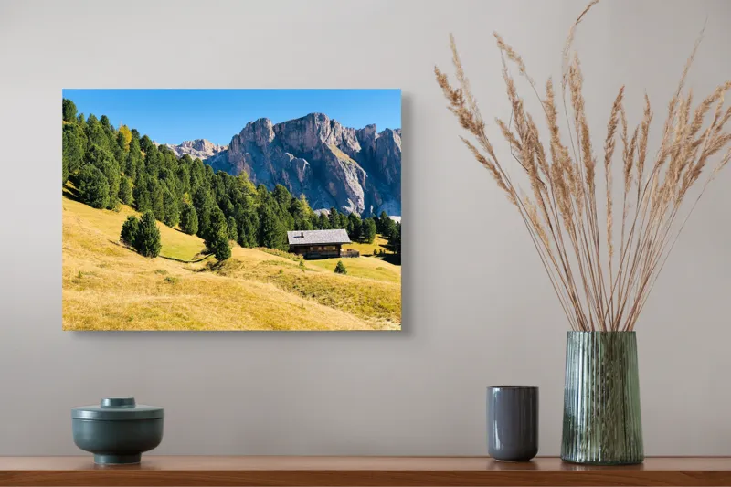 Tablou Canvas, "Cabana liniștită la poalele muntelui", Pădure, Cabana, Munți, Cer, Peisaj, Natură, Dealuri, Verdeață, Liniște, Împăcare, 54 x 39 cm – poza 4
