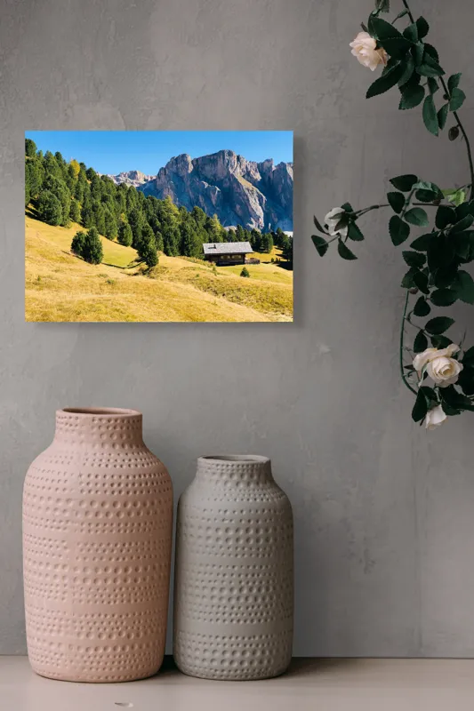 Tablou Canvas, "Cabana liniștită la poalele muntelui", Pădure, Cabana, Munți, Cer, Peisaj, Natură, Dealuri, Verdeață, Liniște, Împăcare, 54 x 39 cm – poza 8