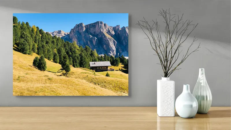 Tablou Canvas, "Cabana liniștită la poalele muntelui", Pădure, Cabana, Munți, Cer, Peisaj, Natură, Dealuri, Verdeață, Liniște, Împăcare, 70 x 50 cm – poza 3