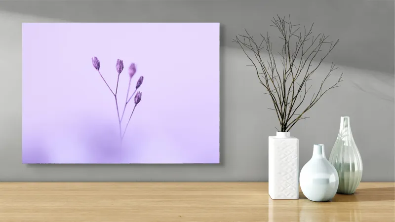 Tablou Canvas, "Dansul delicat al florilor mov", Plante, Subtil, Delicat, Pastel, Liniște, Minimalism, Fragilitate, Natură, 70 x 50 cm – poza 3