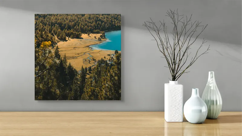 Tablou Canvas, "Pădurea tăcută lângă lac albastru", Pădure, Lac, Toamnă, Munți, Peisaj, Apă, Natură, Culori, Râu, Lumină, 50 x 50 cm – poza 3