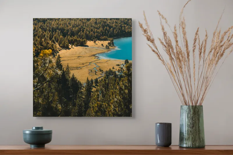 Tablou Canvas, "Pădurea tăcută lângă lac albastru", Pădure, Lac, Toamnă, Munți, Peisaj, Apă, Natură, Culori, Râu, Lumină, 50 x 50 cm – poza 4