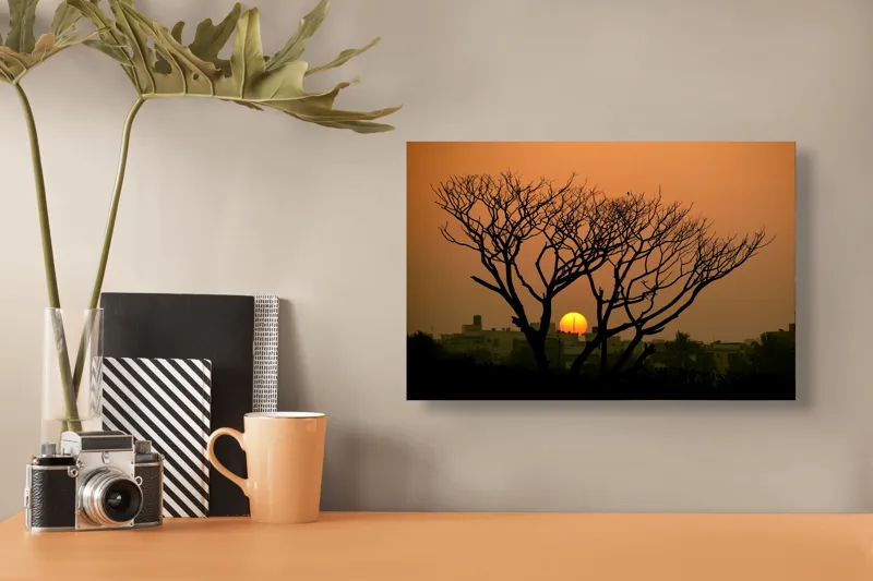 Tablou Canvas, "Apus de soare prin crengile copacilor", Trunchi, Crepuscul, Siluetă, Clădiri, Sferă, Cer, Portocaliu, Ramuri, Orizont, Contrast, 39 x 26 cm – poza 3