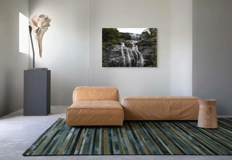 Tablou Canvas, "Căderea apei pe stânci negre", Cascadă, Stânci, Apă, Vegetație, Natură, Pădure, Flux, Roci, Peisaj, Verdeață, 100 x 70 cm – poza 7