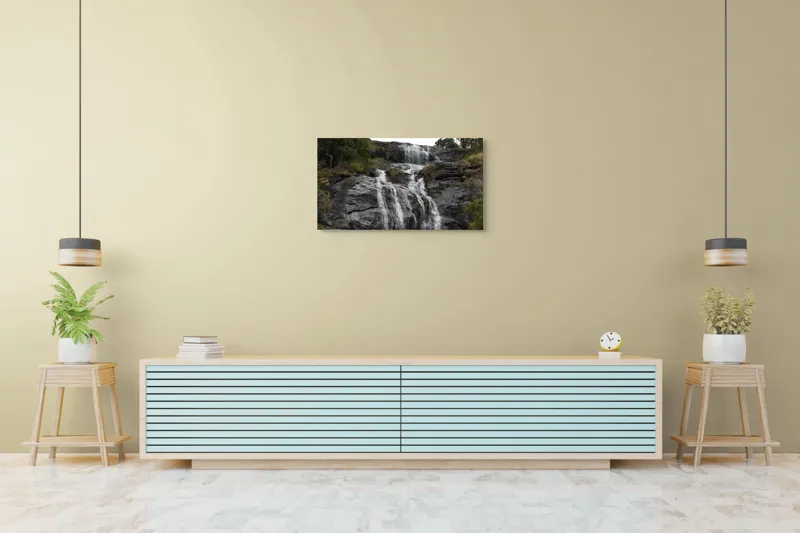 Tablou Canvas, "Căderea apei pe stânci negre", Cascadă, Stânci, Apă, Vegetație, Natură, Pădure, Flux, Roci, Peisaj, Verdeață, 90 x 50 cm – poza 5