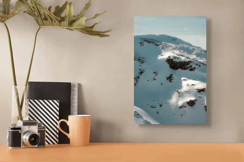 Tablou Canvas, "Umbre pe crestele înzăpezite ale muntelui", Zăpadă, Vârfuri, Stânci, Umbre, Serpentine, Contrast, Înghețat, Alpin, Natură, Întinderi., 26 x 39 cm – poza 3