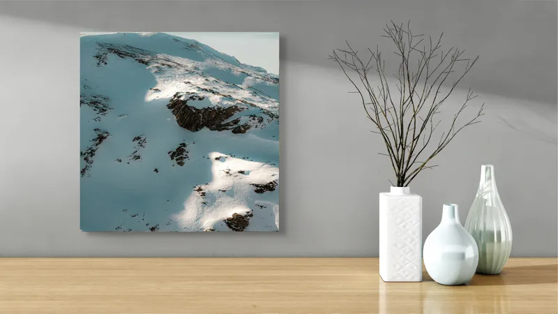 Tablou Canvas, "Umbre pe crestele înzăpezite ale muntelui", Zăpadă, Vârfuri, Stânci, Umbre, Serpentine, Contrast, Înghețat, Alpin, Natură, Întinderi., 50 x 50 cm – poza 3