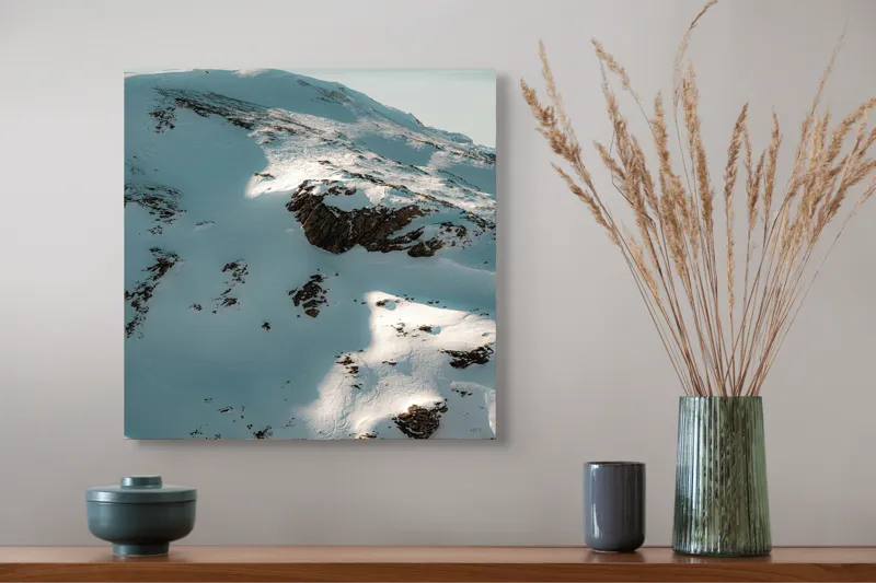 Tablou Canvas, "Umbre pe crestele înzăpezite ale muntelui", Zăpadă, Vârfuri, Stânci, Umbre, Serpentine, Contrast, Înghețat, Alpin, Natură, Întinderi., 50 x 50 cm – poza 4