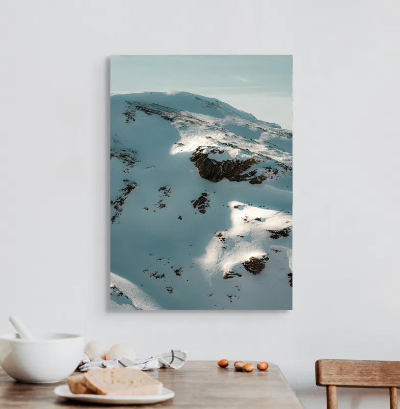 Tablou Canvas, "Umbre pe crestele înzăpezite ale muntelui", Zăpadă, Vârfuri, Stânci, Umbre, Serpentine, Contrast, Înghețat, Alpin, Natură, Întinderi., 50 x 70 cm – poza 3