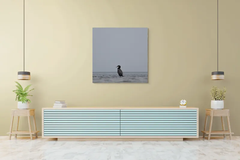 Tablou Canvas, "Cormoran solitar pe valuri liniștite", Pasăre, Apă, Singurătate, Cer Cenușiu, Mal Distant, Liniște, Natură., 100 x 100 cm – poza 5