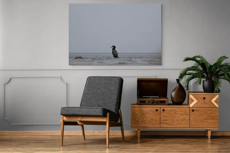 Tablou Canvas, "Cormoran solitar pe valuri liniștite", Pasăre, Apă, Singurătate, Cer Cenușiu, Mal Distant, Liniște, Natură., 150 x 100 cm – poza 8