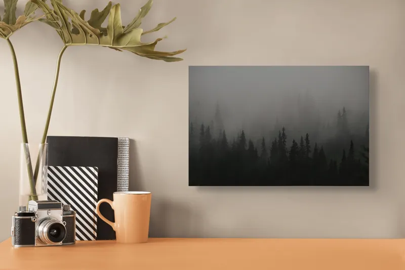 Tablou Canvas, "Ceața misterioasă din pădurea deasă", Ceață, Pădure, Mister, Întunecime, Tăcere, Natură, Enigmă, Umbre, Vârfuri, Melancolie, 39 x 26 cm – poza 3