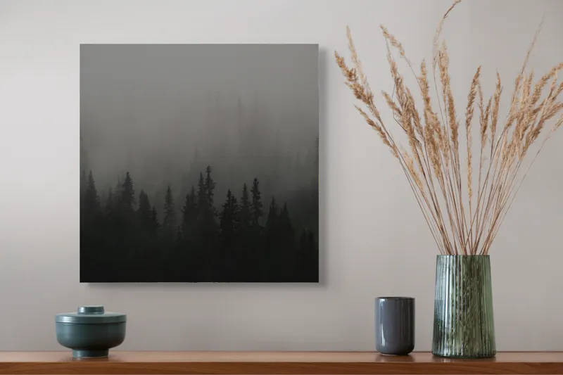 Tablou Canvas, "Ceața misterioasă din pădurea deasă", Ceață, Pădure, Mister, Întunecime, Tăcere, Natură, Enigmă, Umbre, Vârfuri, Melancolie, 50 x 50 cm – poza 4