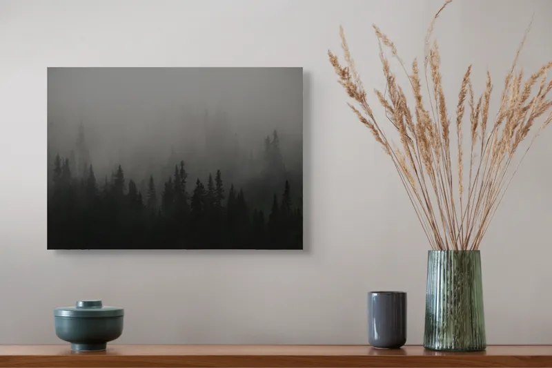 Tablou Canvas, "Ceața misterioasă din pădurea deasă", Ceață, Pădure, Mister, Întunecime, Tăcere, Natură, Enigmă, Umbre, Vârfuri, Melancolie, 54 x 39 cm – poza 4